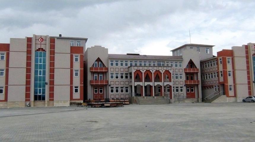 Milli Eğitim M&uuml;d&uuml;r&uuml; Boya Yapıp Sıra Taşıdı