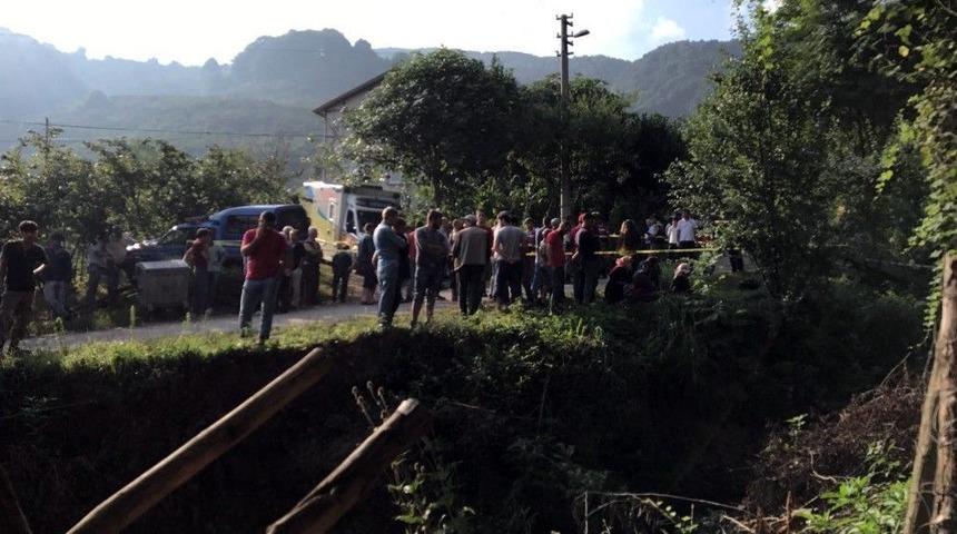 Fındık İş&ccedil;ilerini Taşıyan Trakt&ouml;r Dereye Devrildi: 7 &Ouml;l&uuml;, 10 Yaralı