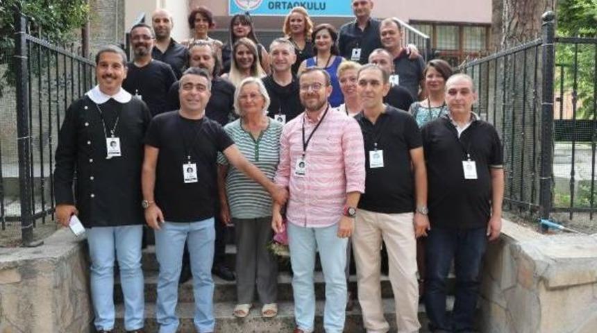 32 Yıl Sonra &Ouml;ğretmenleriye Aynı Sınıfta Buluştular