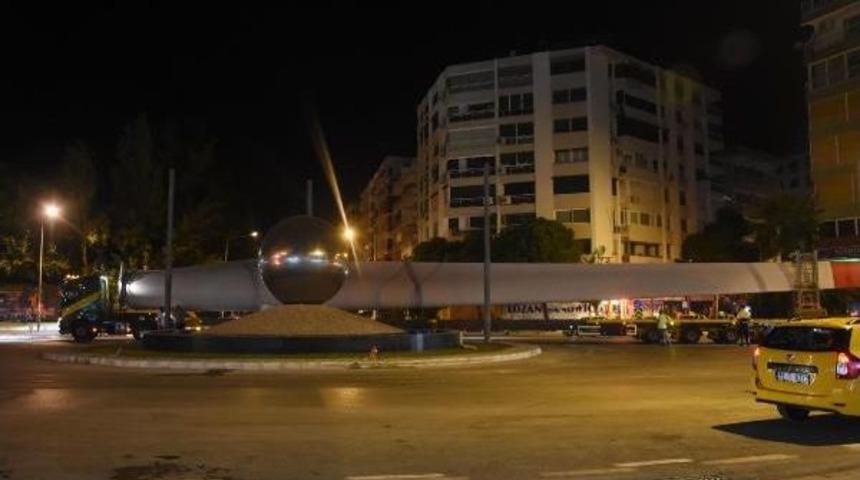 58 Metre Ve 15 Ton Ağırlığındaki R&uuml;zgar T&uuml;rbini Kanadı Fuar Alanına Getirildi