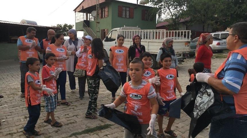 Tema G&ouml;n&uuml;ll&uuml;s&uuml; &Ccedil;ocuklar &Ccedil;evre Temizliği Yaptı