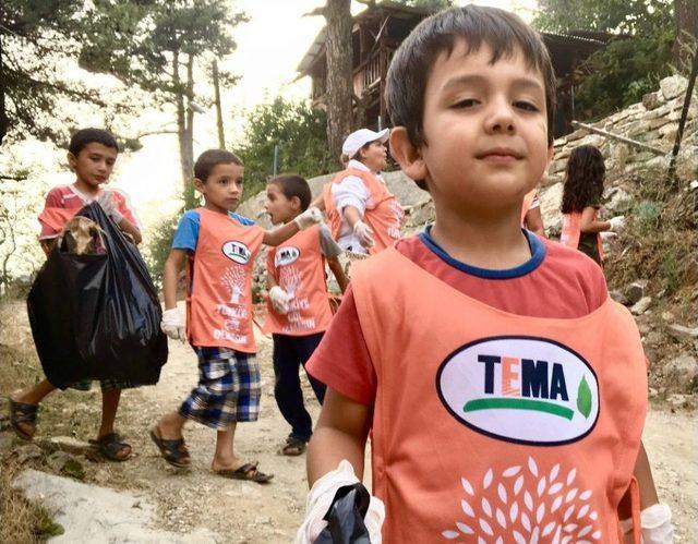 Tema Gönüllüsü Çocuklar Çevre Temizliği Yaptı