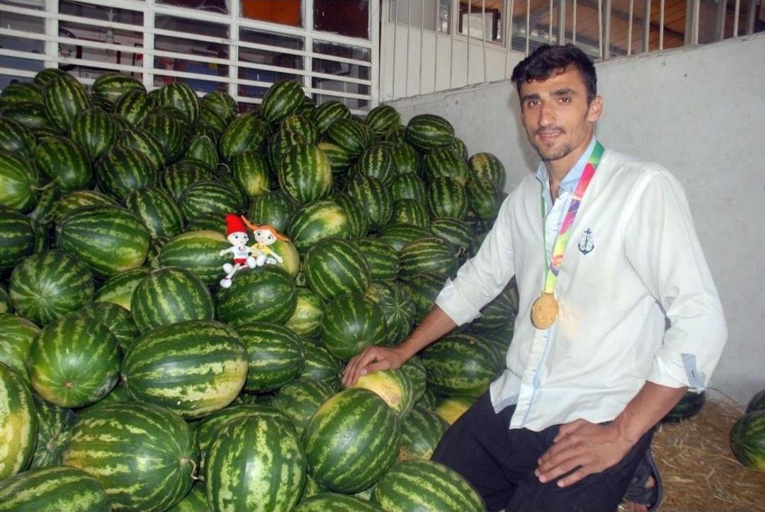 (&ouml;zel Haber) D&uuml;nya Şampiyonu Oldu, Karpuz Sergisine Koştu