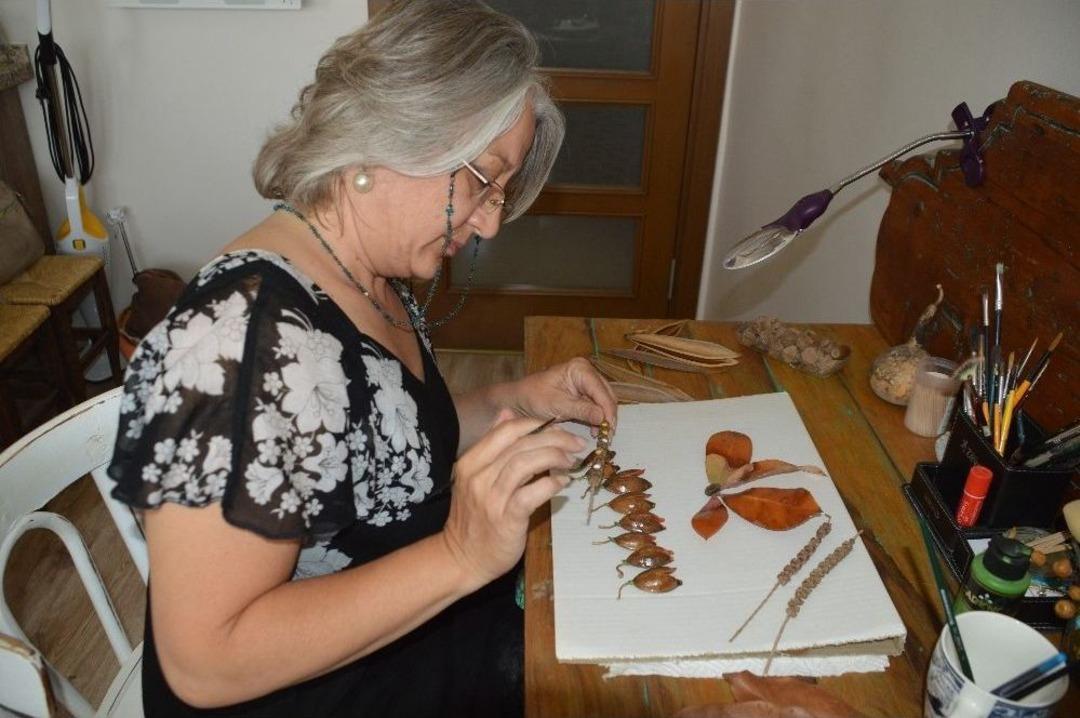 Yaprağa Yeniden Hayat Veren Kadın