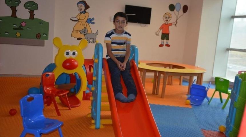 Hastanede &Ccedil;ocuklar İ&ccedil;in Oyun Alanı Kuruldu