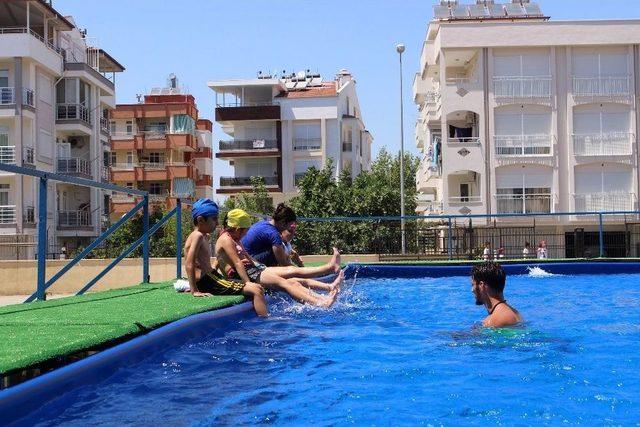 Büyükşehir’de, Çocuklar Eğlenerek Yüzme Öğreniyor