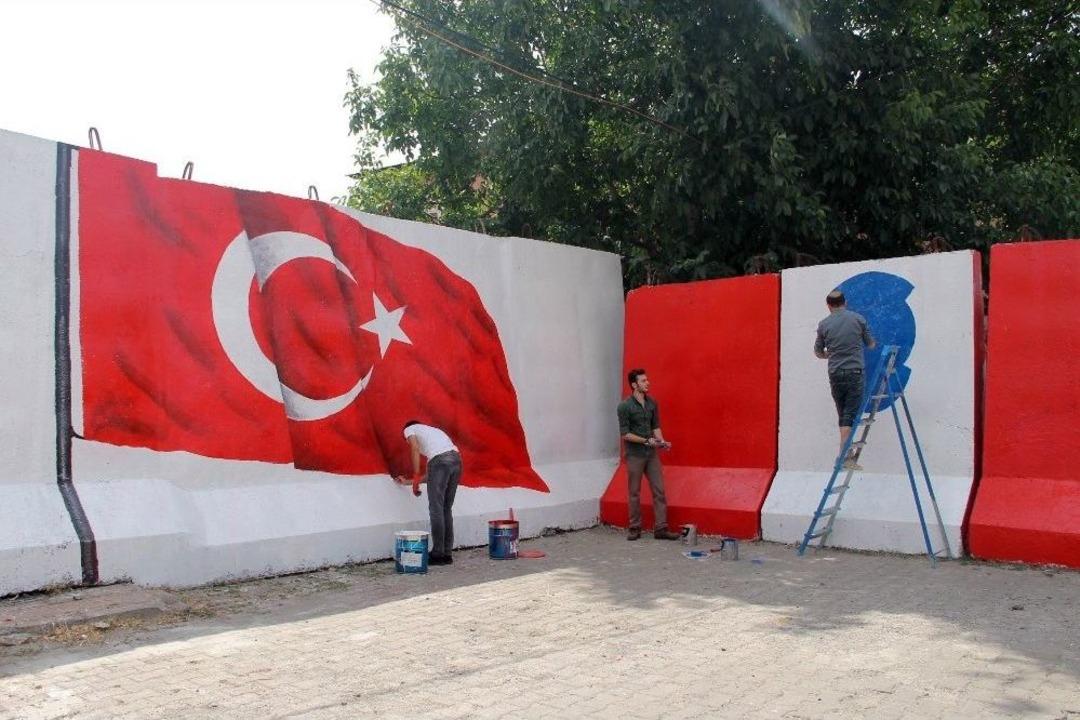 (&ouml;zel Haber) G&uuml;venlik Nedeniyle Konulan Beton Bariyerler Renklendi