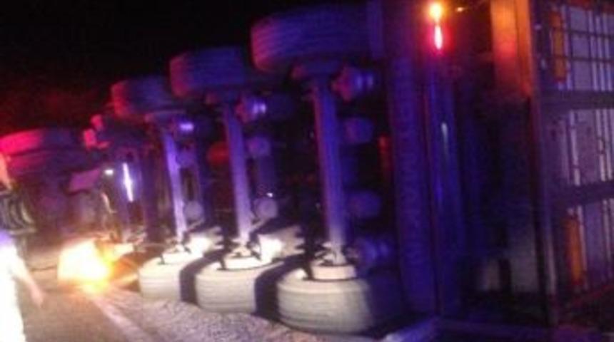 Adıyaman&rsquo;da Tır Devrildi: 1 Yaralı