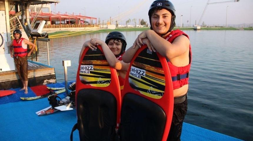 (&ouml;zel Haber) Fransa&rsquo;da Yaşayan Gurbet&ccedil;i &Ccedil;ocuklar Şanlıurfa&rsquo;da Su Kayağı &Ouml;ğreniyor