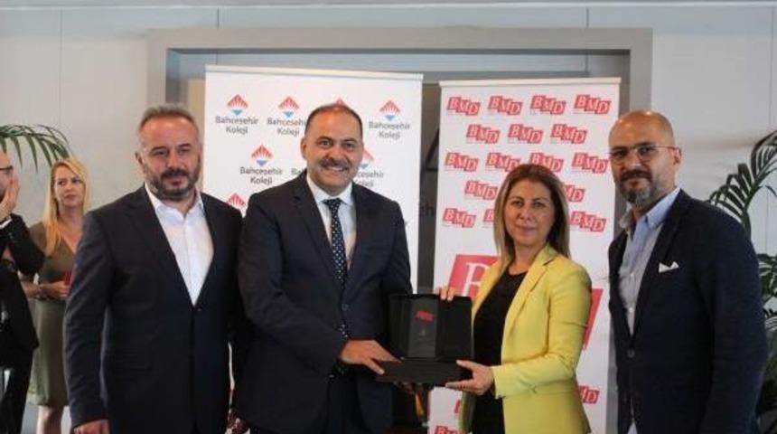 Bilişim Medyası Derneği'nden Bah&ccedil;eşehir Kolejine &Ouml;d&uuml;l