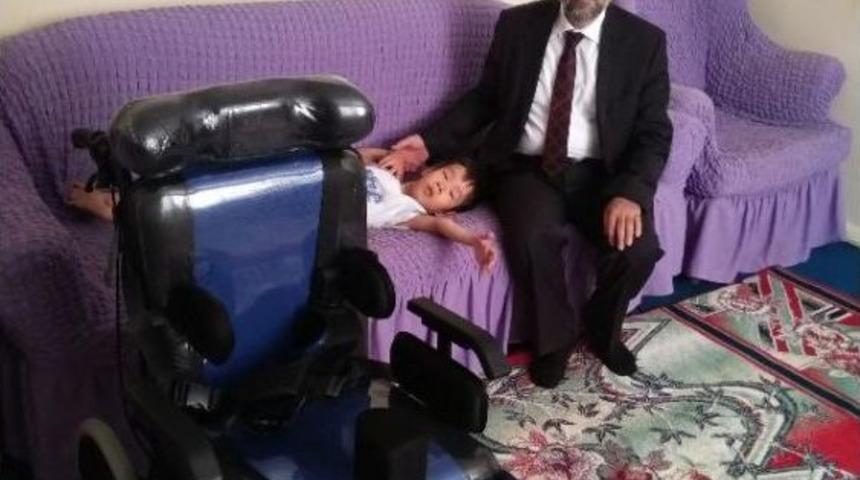 Afgan Ailenin &Ccedil;ocuğu Ali Ekber Engelli Aracına Kavuştu