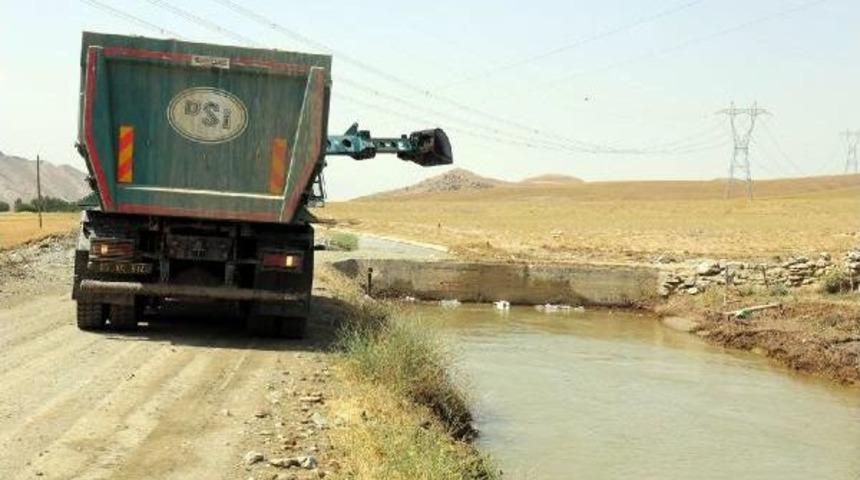 G&uuml;rpınar Belediyesi Selin Kapattığı Yolları Temizledi
