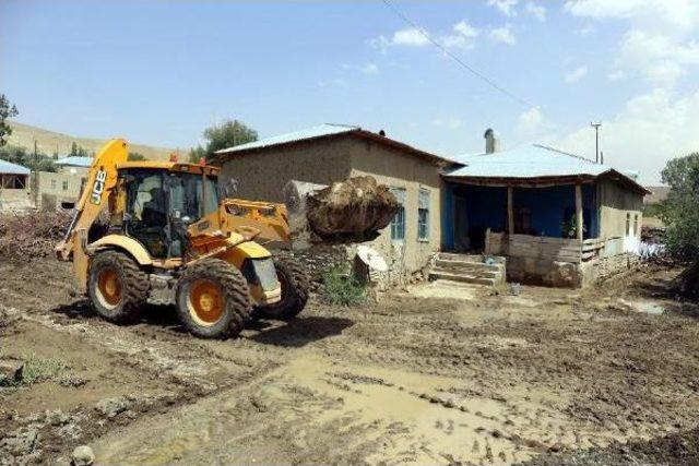 Gürpınar Belediyesi Selin Kapattığı Yolları Temizledi