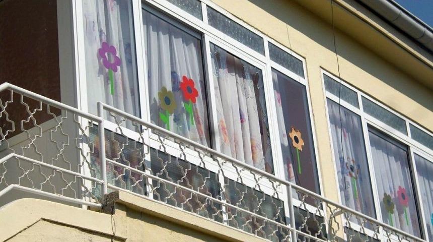 Serviste Can Veren Alperen&rsquo;in Okulunun Camlarını İndirdiler