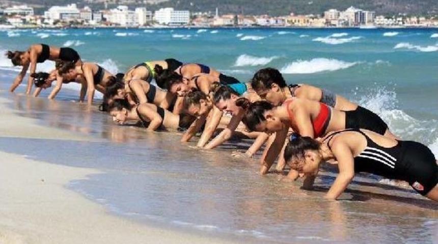 Karşıyakalı Voleybolculara Plajda Kondisyon Y&uuml;klemesi