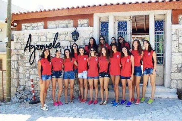 Karşıyakalı Voleybolculara Plajda Kondisyon Yüklemesi