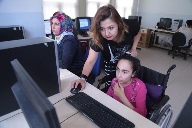 Gölbaşı Belediyesinden Engellilere Bilgisayar Destekli Muhasebe Kursu