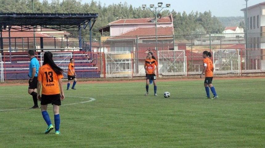 (&ouml;zel Haber) Gen&ccedil; Kızların Futbol Ma&ccedil;ına Hakem Atamayı Unuttular