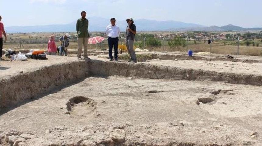 Ekşi H&ouml;y&uuml;k'te, 8 Bin 600 Yıllık Bulgulara Ulaşıldı