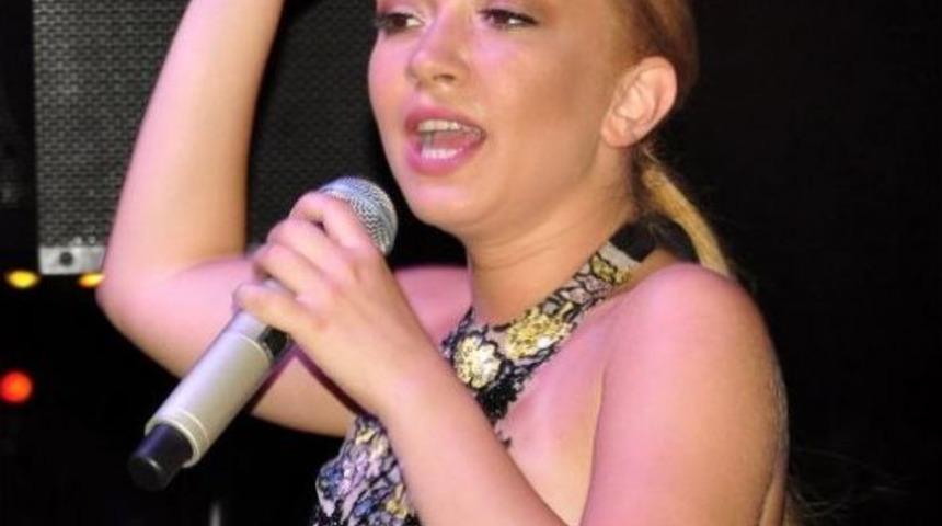 Ece Se&ccedil;kin: Ben Sahte Değil, Ger&ccedil;eğiyim