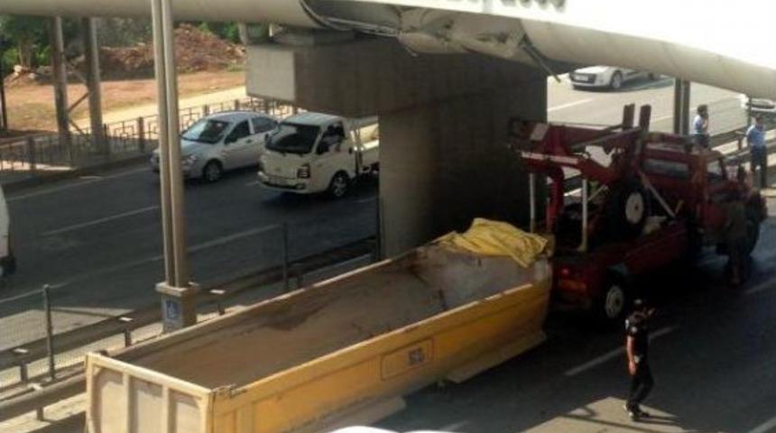 Kamyonun Kasası &Uuml;st Ge&ccedil;ide Takılıp Yola D&uuml;şt&uuml;