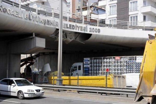 Kamyonun Kasası Üst Geçide Takılıp Yola Düştü