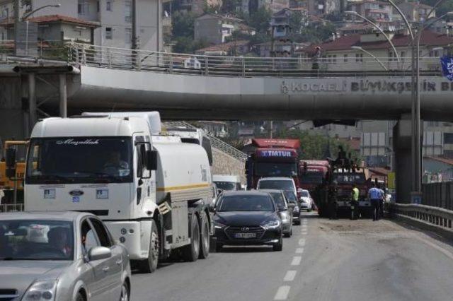 Kamyonun Kasası Üst Geçide Takılıp Yola Düştü