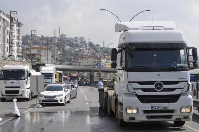 Kamyonun Kasası Üst Geçide Takılıp Yola Düştü