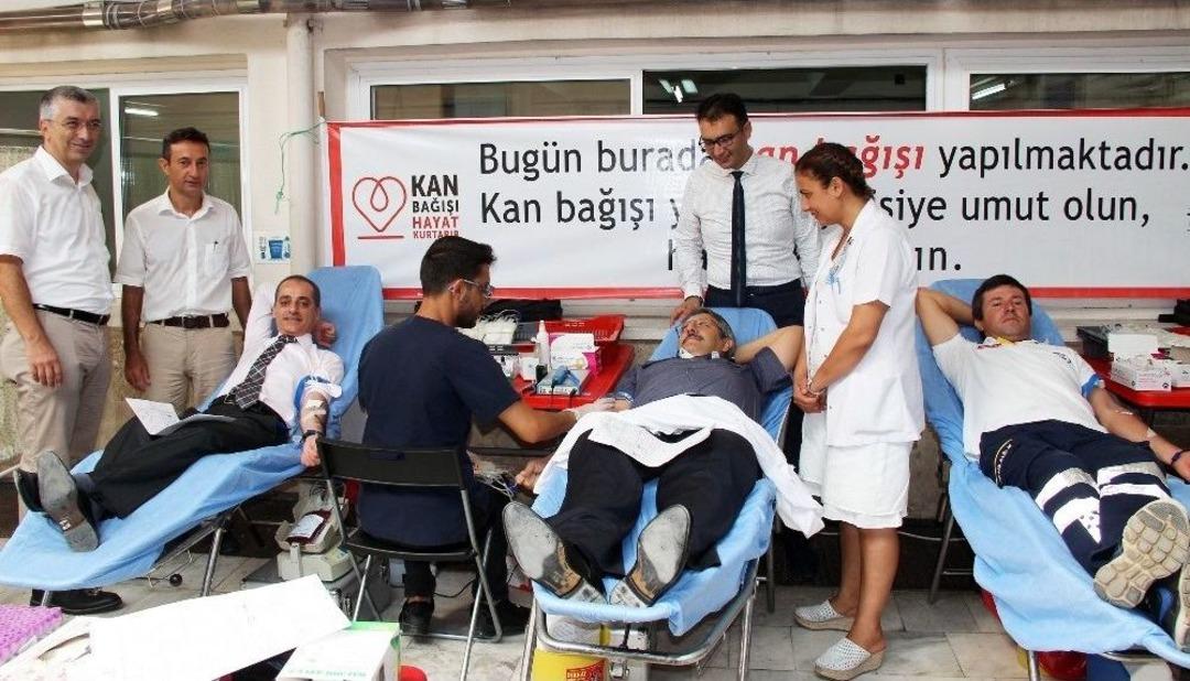 Sağlık&ccedil;ılar Kan Bağışladı