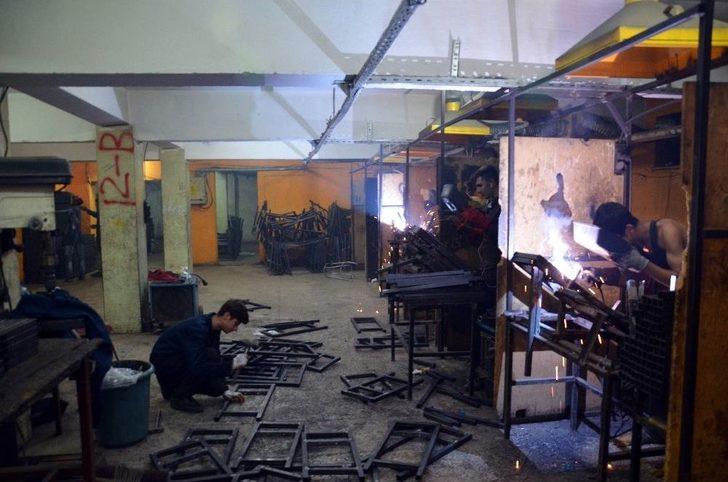 Yaz Tatilinde Okulları İçin Çalışıyorlar G1