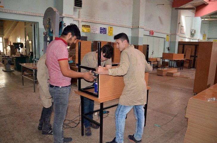 Yaz Tatilinde Okulları İçin Çalışıyorlar G3