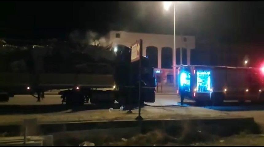 Hurda Y&uuml;kl&uuml; Tırda Yangın