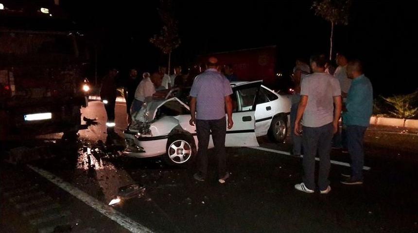 Tırla Otomobil &Ccedil;arpıştı: 1 &Ouml;l&uuml;, 1 Yaralı