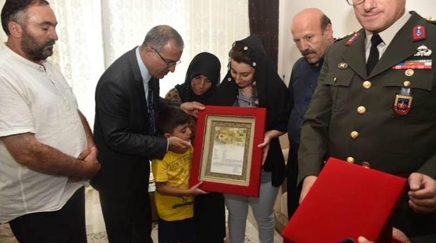 Şehit Askerin &rsquo;şehadet Belgesi&rsquo; Ailesine Takdim Edildi