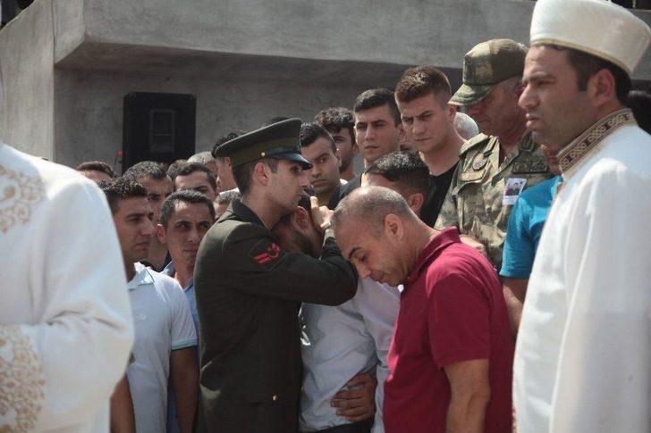 Şehidin Hamile Eşi Tabutuna Sarılarak Ağladı G2