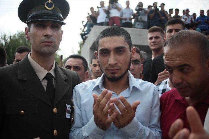 Şehidin Hamile Eşi Tabutuna Sarılarak Ağladı G5