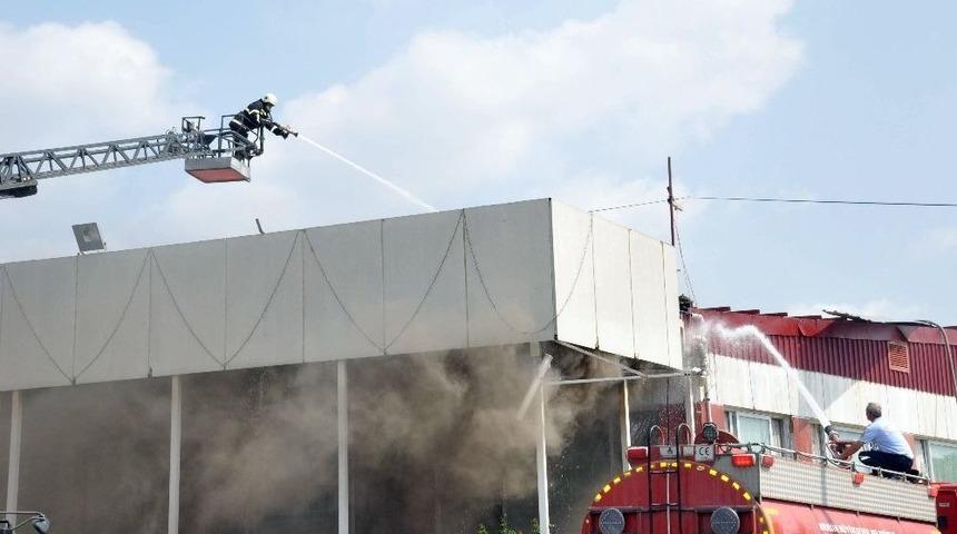 Tarsus&rsquo;ta D&uuml;ğ&uuml;n Salonunda &Ccedil;ıkan Yangın Korkuttu