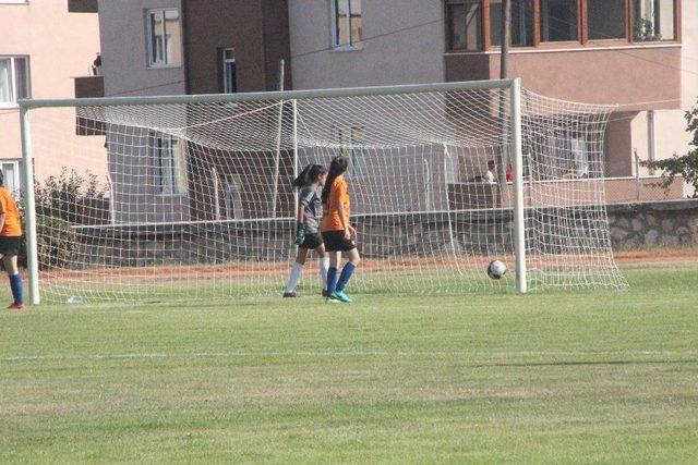 Genç Kızlar Futbol Şampiyonasının İlk Günü Sona Erdi