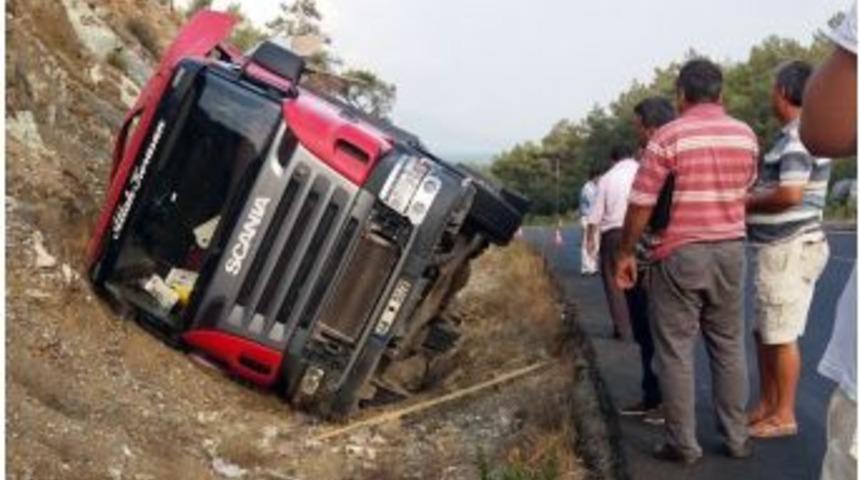 K&ouml;yceğiz&rsquo;de Atık Kağıt Y&uuml;kl&uuml; Tır Devrildi