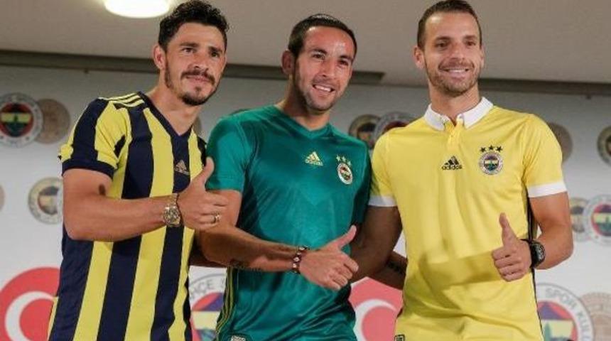 Fenerbah&ccedil;e &Uuml;&ccedil; Yeni Transferine Imza Attırdı
