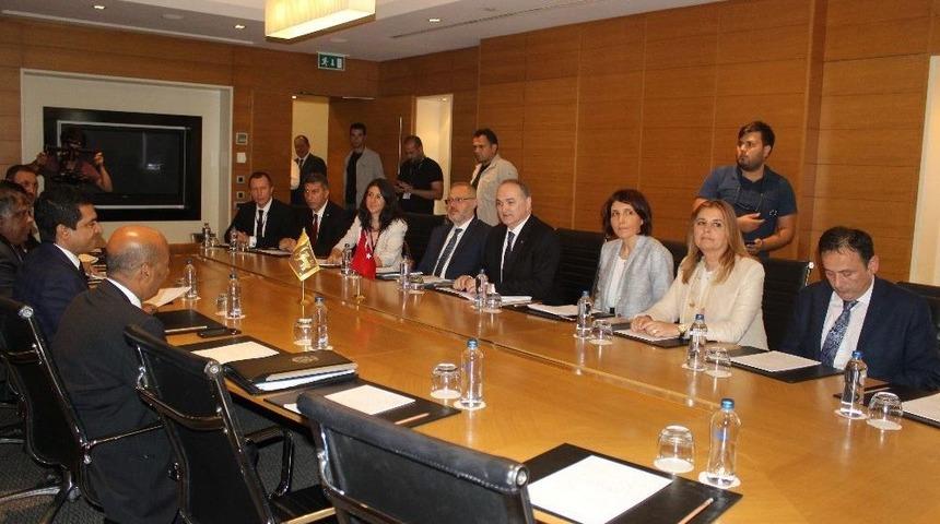 Bakan &Ouml;zl&uuml; Yabancı Bakanlarla G&ouml;r&uuml;şt&uuml;