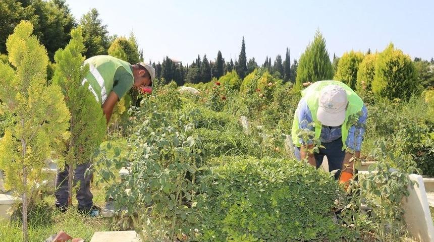 Turgutlu’da Bayram Öncesi Mezarlıklar Bakıma Alındı