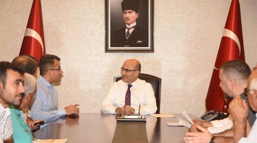 G&uuml;zelyalı Mahallesi Sakinleri Vali Mahmut Demirtaş&rsquo;ın Makamında