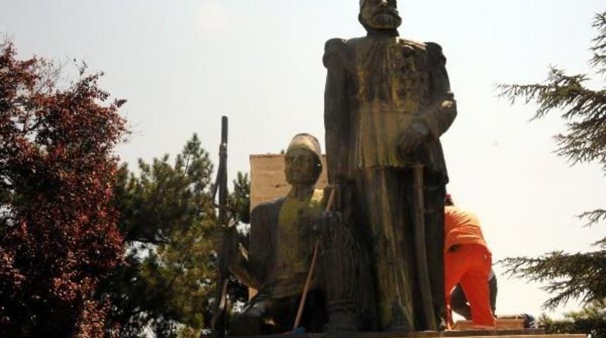 Gazi Osman Paşa Heykelinde Şaşırtan G&ouml;r&uuml;nt&uuml;