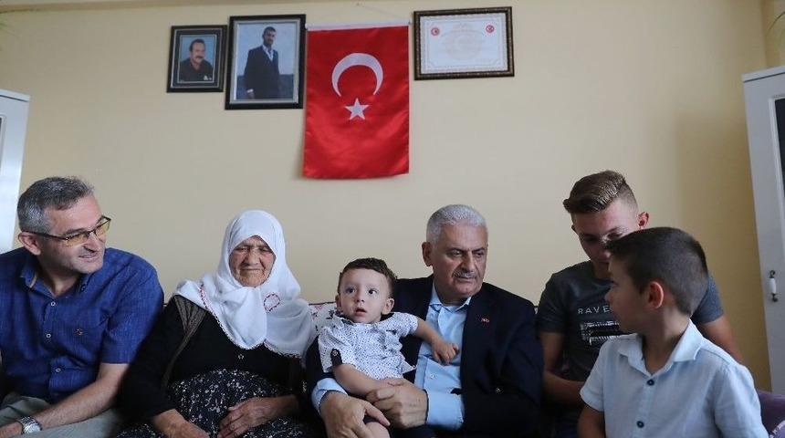 Başbakan Yıldırım&rsquo;dan 15 Temmuz Şehidi Samet Cant&uuml;rk&rsquo;&uuml;n Ailesine Taziye Ziyareti
