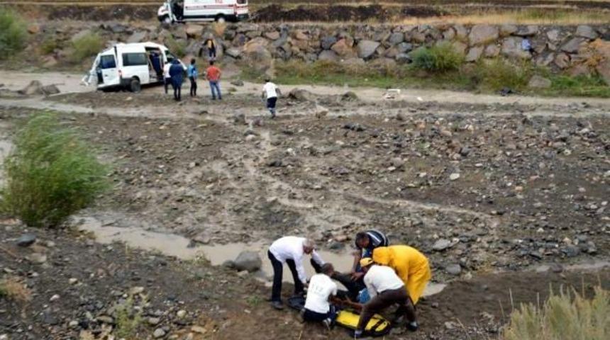 Minib&uuml;s Dereye U&ccedil;tu: Baba &Ouml;ld&uuml;, Oğlu Yaralı