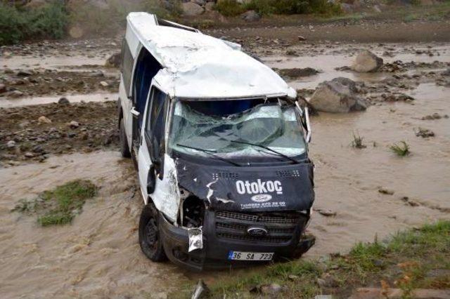 Minibüs Dereye Uçtu: Baba Öldü, Oğlu Yaralı