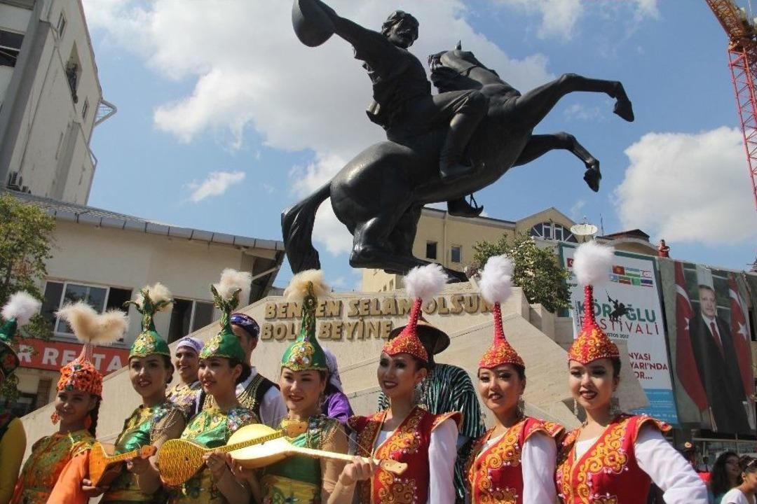 K&ouml;roğlu Festivali Renkli G&ouml;r&uuml;nt&uuml;lerle Başladı