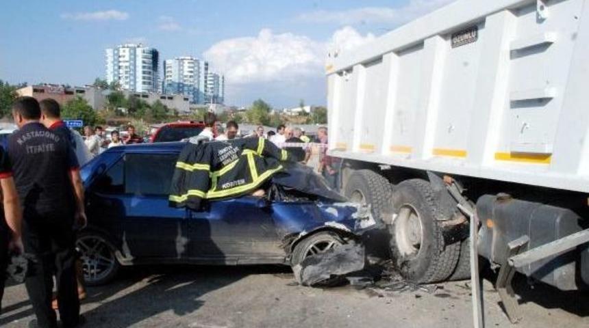 Kastamonu'da Otomobil Kamyona &Ccedil;arptı: 1 &Ouml;l&uuml;, 2 Yaralı