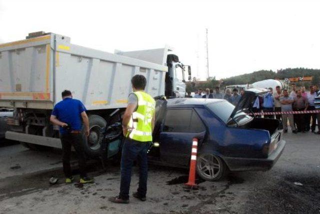 Kastamonu'da Otomobil Kamyona Çarptı: 1 Ölü, 2 Yaralı